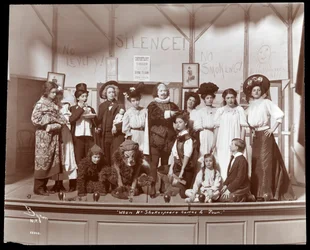 El elenco de una producción amateur de una obra titulada Cuando el Sr. Shakespeare viene a la ciudad presentada en Barnard College, Nueva York